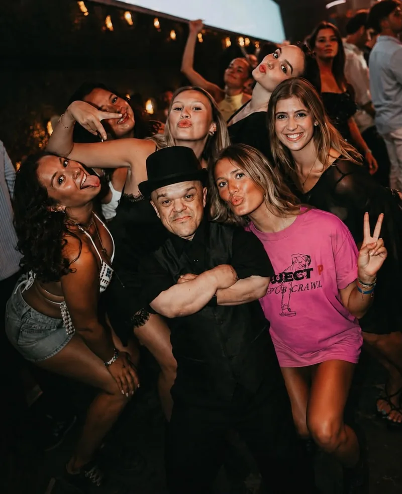 Group of friends with the top-hat host on the Porto Pub Crawl